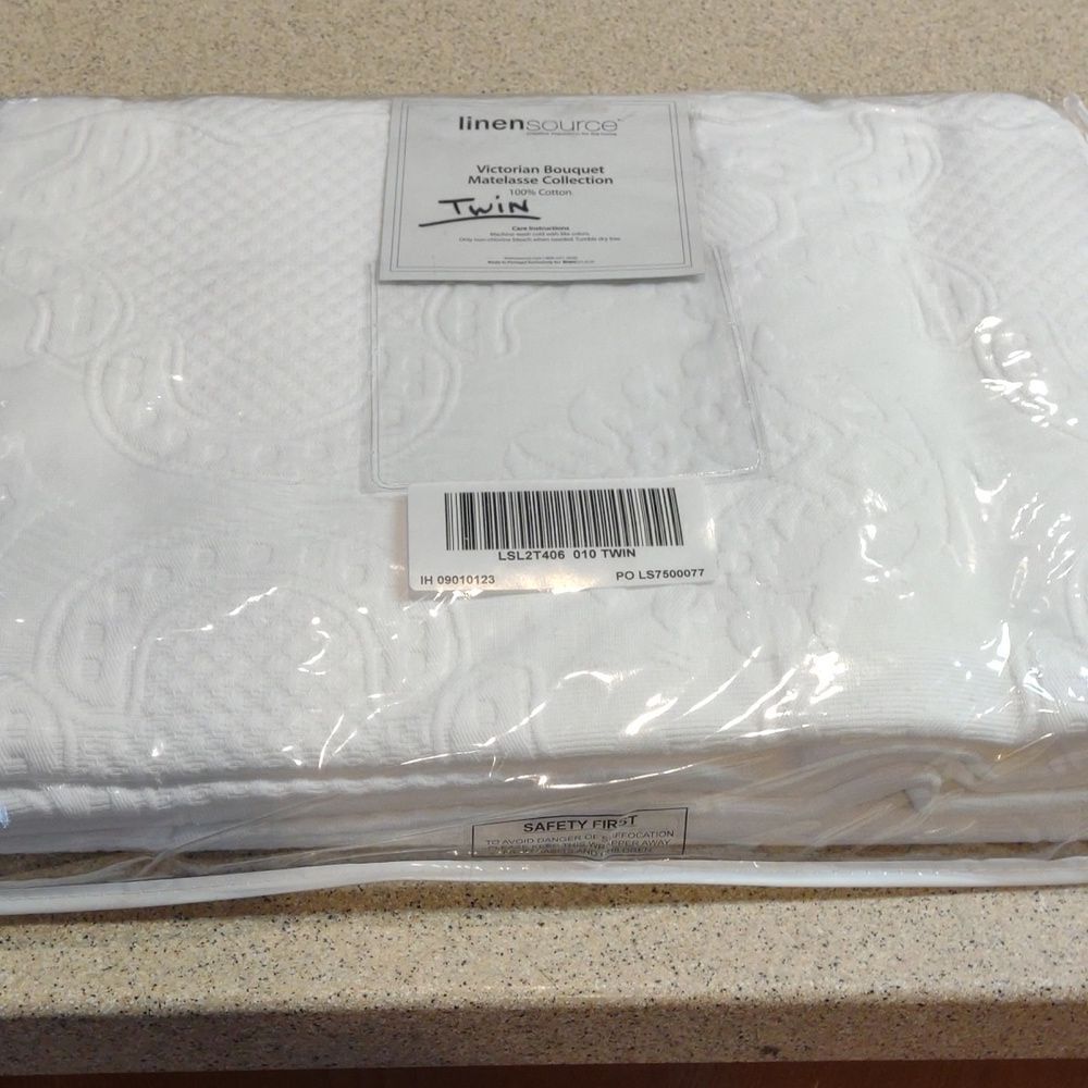 100 % Cotton Matelasse Twin  Bed Cover New